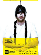 Plakat ze zdjęciem mężczyzny w białym T-shircie, po głowie którego spływa czarna maź. U dołu plakatu informacje na temat przedstawienia.