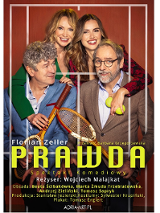 Na zdjęciu czwórka aktorów: dwóch mężczyzn stoi z przodu, za nimi i trochę powyżej stoją dwie kobiety. Wszyscy roześmiani. W rękach trzymają rakiety do gry w tenisa i piłki tenisowe. W dolnej części plakatu informacje o spektaklu.