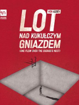 Na czerwonym tle tytuł spektaklu, pod nim grafika przedstawiająca szary, głęboki, kwadratowy dół i małą postać stojącą na jego dnie.