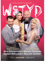 Na zdjęciu są cztery osoby: dwie kobiety ubrane w suknie ślubne, dwaj mężczyźni w eleganckie garnitury. Pośrodku wszyscy trzymają zapaloną gromnicę. Wokół postaci informacje o spektaklu.