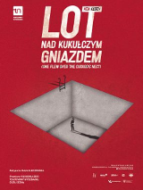 Na czerwonym tle tytuł spektaklu, pod nim grafika przedstawiająca szary, głęboki, kwadratowy dół i małą postać stojącą na jego dnie.