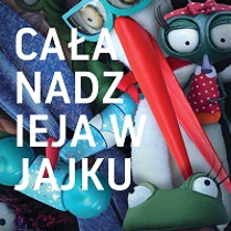 Na zdjęciu lalki zwierząt, między innymi bociana i żaby, po lewej stronie biały napis - tytuł spektaklu.