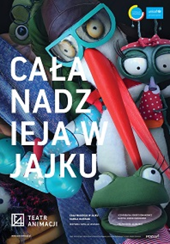 Na zdjęciu lalki zwierząt, między innymi bociana i żaby, po lewej stronie biały napis - tytuł spektaklu.