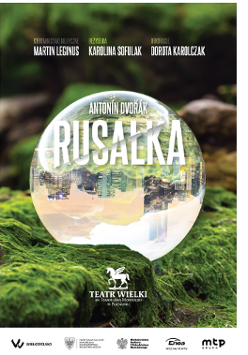 Na zielonym mchu leży szklana kula, w której odbija się obraz fragmentu miasta z drapaczami chmur odwrócony o 180 stopni. Na kupi i ponad nią białe napisy z informacjami o spektaklu.