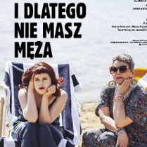 Dwie kobiety - jedna młoda, druga strasza - ubrane w sukienki, siedzą na leżakach na plaży. Obie z poważnymi minami patrzą przed siebie.