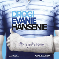 Mężczyzna bez widocznej twarzy w koszulce w paski w niebieskich kolorach i z jedną ręką w gipsie. Na koszulce tytuł spektaklu "Drogi Evanie Hansenie", a na gipsie napis #niejesteśsam.