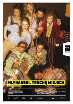 Kilkoro aktorów w róznorodnych strojach, blisko siebie w różnych pozach. U dołu zdjęcia tytuł spektaklu.