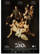 Na plakacie grono osób otacza leżącego mężczyznę. Dwie kobiety podtrzymują go, jedna z nich ma chustkę na głowie. Pozostałe osoby ubrane są we współczesne stroje. Leżący mężczyzna strojem i ułożeniem ciał przypomina obrazy Chrystusa zdjętego z krzyża.