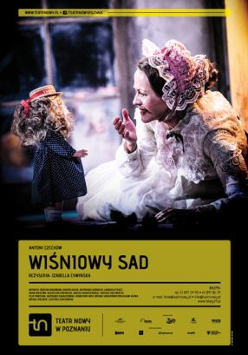 Zdjęcie kobiety w starodawnym białym czepku na głowie i koronkowej białej sukni; naprzeciw kobiety lalka z bujnymi włosami i małym słomkowym kapeluszu na głowie. U dołu zdjęcia napisy, w tym tytuł spektaklu.