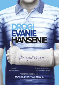 Mężczyzna bez widocznej twarzy w koszulce w paski w niebieskich kolorach i z jedną ręką w gipsie. Na koszulce tytuł spektaklu "Drogi Evanie Hansenie", a na gipsie napis #niejesteśsam.