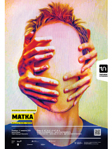 Plakat z rysunkiem twarzy bez oczu, ust i nosa, którą obejmują cztery dłonie. U dołu plakatu informacje o spektaklu.