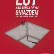 Na czerwonym tle tytuł spektaklu, pod nim grafika przedstawiająca szary, głęboki, kwadratowy dół i małą postać stojącą na jego dnie.