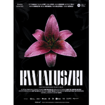 Na czarnym tle rozkwitający kwiat o różowych płatkach. W górnej i dolnej części plakatu informacje o spektaklu.