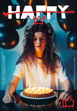 Kobieta z długimi, potarganymi włosami patrzy w obiektyw aparatu. Przed nią tort z zapalonymi świeczkami, nad głową czarne balony oraz tytuł przedstawienia.