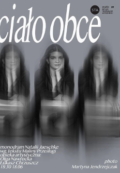 Na zdjęciu trzykrotnie powtórzona postać tej samej młodej kobiety, która stoi opierając się jedną ręką o paczkę przed nią, drugą ręka podpiera twarz. Patrzy w obiektyw, uśmiecha się. Na plakacie znajdują się również informacje o spektaklu.