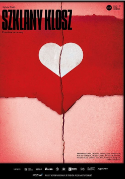 Na czerwono-różowym tle niewielkie białe serce. Przez środek całego plakatu widoczne pionowe pęknięcie. Na plakacie również informacje o spektaklu.