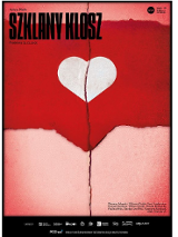 Na czerwono-różowym tle niewielkie białe serce. Przez środek całego plakatu widoczne pionowe pęknięcie. Na plakacie również informacje o spektaklu.