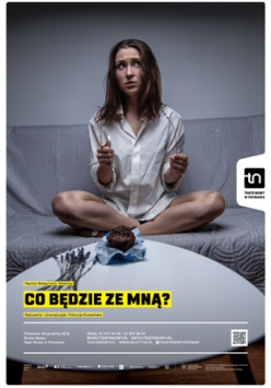 Plakat: zdjęcie artystki siedzącej ze skrzyżowanymi nogami na kanapie. U dołu plakatu informacje na temat wydarzenia.