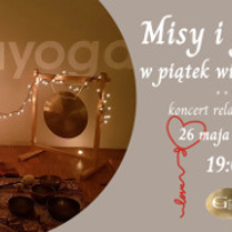 Na plakacie znajdują się misy, dwa gongi oraz światełka. Obok widnieją również informacje opisane w opsiie takie jak data oraz godzina.