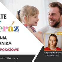 Uśmiechnięte twarze dziecka i dwójki dorosłych