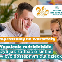 Rodzic z dzieckiem przy stole, oboje maja podpartą glowe na dłoni i spuszczony wzrok