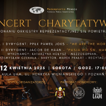 Na pierwszym planie mężczyzna w mundurze dyryguje orkiestrą. W tle członkowie orkiestry w trakcie występu. Białe i żółte napisy informujące o wydarzeniu.