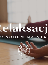 Osoba leżąca na macie na plecach, Postać widoczna od pasa w dół.