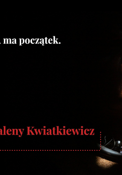 Postać z zamkniętymi oczami, oświetlona częściowo światłem, z niebieskimi malunkami na twarzy i ozdobami na szyi na czarnym tle. Szczegółowe informacje na temat wydarzenia zawarte w artykule.
