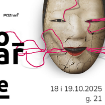 Japońska maska z lekko uśmiechniętymi, czerwonymi ustami. Z maski wychodzą różowe nitki, które rozciągają się na boki grafiki. Po lewej stronie umieszczony jest tytuł "Poszarpane". W górnej części plakatu znajdują się logotypy organizatorów. Na dole po prawej stronie podane są szczegółowe informacje zawarte w treści artykułu.