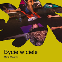 Zielone tło. Na środku plakatu zdjęcie. Grupa osób leżących na matach do jogi w ciemnym pomieszczeniu, wykonujących relaksacyjne ćwiczenia. W tle widoczne są butelki z wodą i ręce rozłożone na boki. Wokół napisy. Szczegóły wydarzenia zawarte w treści artykułu.