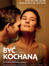 Plakat filmowy przedstawiający zbliżenie pary stojącej blisko siebie. Mężczyzna delikatnie szepcze coś kobiecie do ucha, a ona lekko się uśmiecha, patrząc przed siebie. Na dole widnieje tytuł filmu w języku polskim oraz imię i nazwisko reżyserki, zawarte w treści artykułu.