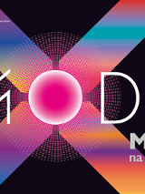 Na czarnym tle znajduje się duża, kolorowa abstrakcyjna kompozycja w formie litery "X" z gradientami różu, fioletu, niebieskiego i pomarańczu. Na środku widnieje okrąg o intensywnym różowym środku. Głównym elementem grafiki jest napis "Moda". W prawym górnym rogu podano datę wystawy. Na dole widnieje tytuł "Moda na papierze" oraz logo "Graphic Matters".