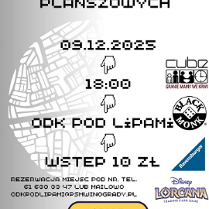 Na górze po lewej stronie znajduje się kość do gry. W tle umieszczono duży, jasnoszary zarys mapy z siatką ulic. Na froncie dłonie pikselowe wskazujące w dół. Po prawej stronie plakatu umieszczono logotypy wydawców gier planszowych. U dołu widnieje żółty przycisk z napisem "Start". Pod nim znajdują się trzy dodatkowe logotypy z ilustracją graczy przy stole, logo Plan-Sza oraz zielono-białe logo ODK "Pod Lipami". Informacja o rezerwacjach zawarta w treści artykułu.