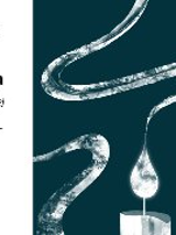 Z prawej strony biała świeczka w formie szkicu z unoszącym się dymem. Z lewej strony znajdują się czarne napisy na białym tle, są to informacje dotyczące wydarzenia, zawarte w treści artykułu.