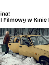 Na górze plakatu znajduje się biały pasek z czarnym tytułem wydarzenia. Poniżej umieszczono zdjęcie przedstawiające kobietę stojącą obok starego, żółtego samochodu zakopanego w śniegu. Kobieta trzyma zielony kanister i patrzy w stronę lasu, który rozciąga się w tle.