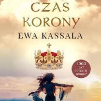 Okładka książki "Czas korony" autorstwa Ewy Kassali. W górnej części znajduje się korona na tle jasnego nieba. Na dole widoczna jest sylwetka kobiety stojącej na plaży, z rozwianymi włosami i ramionami uniesionymi na boki, w tle zachodzące słońce. Obok korony widnieje okrągły znak z napisem: "1000 lat polskiej korony".