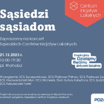 Plakat przedstawiający w lewej strony różnorodne postacie wyglądające przez okna kamienicy. Są to osoby w różnym wieku, kobiety i mężczyźni, niektórzy machają, inni rozmawiają lub stoją przy świątecznych dekoracjach. Tło ciemnoniebieskie, w prawym górnym rogu logo Centrum Inicjatyw Lokalnych. Na środku informacje o wydarzeniu zawarte w treści artykułu.