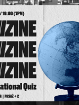 Po lewej stronie na szarym tle widoczne jest powtórzone trzykrotnie słowo "Quizine". Wokół napisy - informacje o wydarzeniu zawarte w treści artykułu. Po prawej stronie widoczny jest niebieski globus. W prawym górnym rogu umieszczono logotypy organizatorów.