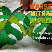 Zdjęcie przedstawia dwa witraże w kształcie zielonych liści. Widać palce przytrzymujące gotowe dzieła. W tle znajduje się drewniany stół. Na froncie widać nazwę organizatorów, wydarzenia oraz termin warsztatów, które są zawarte w treści artykułu.