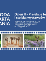 Pozioma grafika w odcieniach niebieskiego z pasem małych fotografii przyrodniczych u dołu. Od lewej umieszczono zdjęcia sylwetki jelenia, grzybów, kwiatów oraz obiektywu fotograficznego.