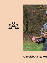 Jednolite, jasnopomarańczowe tło. Z prawej strony zdjęcfie mężczyzny w kurtce, czapce i okularach, który trzyma poroże. W tle rozmyte drzewa. Z lewej strony informacje o wydarzeniu i organizatorach, zawarte w treści artykułu.