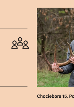 Jednolite, jasnopomarańczowe tło. Z prawej strony zdjęcfie mężczyzny w kurtce, czapce i okularach, który trzyma poroże. W tle rozmyte drzewa. Z lewej strony informacje o wydarzeniu i organizatorach, zawarte w treści artykułu.