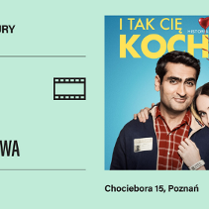 Niebieskie, jednolite tło. Z prawej strony plakat filmu prezentujący przytulającą się parę oraz tytuł filmu. Z lewej strony informacje o wydarzeniu i organizatorach, zawarte w treści artykułu.