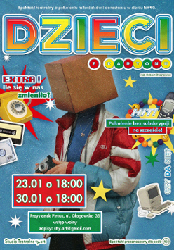 Grafika w stylu retro-kolażu. Widać postać w sportowej kurtce, która trzyma aparat fotograficzny, a jej głowę zastępuje kartonowe pudełko. Wokół rozmieszczone są kolorowe gwiazdy, koraliki, stary komputer, telefon i inne przedmioty kojarzące się z latami 90., na ziarnistym, niebieskim tle. Wokół kolorowe napisy. To szczegóły wydarzenia zawarte w treści artykułu.