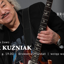 Zdjęcie Piotra Kuźniaka trzymającego gitarę na szarym tle. Na froncie napisy. Szczegóły dotyczące wydarzenia zawarte w treści artykułu.