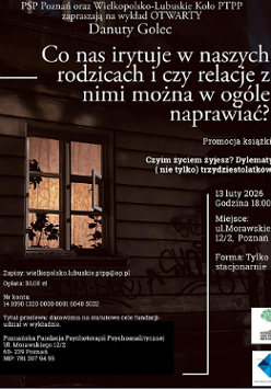 Zdjęcie przedstawiające wnętrze drewnianego budynku nocą, gdzie przez okno wpada ciepłe światło, a na szybie i ścianie widoczne są firany oraz cienie roślin. Na ścianie budynku widać graffiti. Wokół znajdują się białe napisy. Są to informacje o wydarzeniu zawarte w treści artykułu.