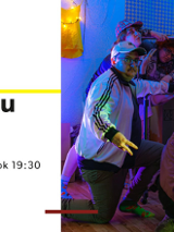 Z prawej strony zdjęcie 6 osób w ubraniach w stylu lat 90. w przyciemnionym pomieszczeniu. Z lewej strony czarne napisy na białym tle. Są to szczegóły dotyczące wydarzenia zawarte w treści artykułu.