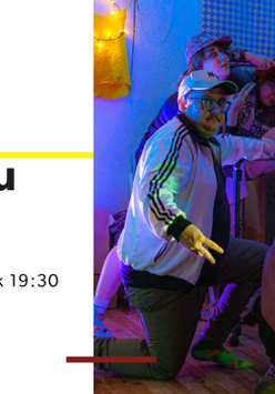 Z prawej strony zdjęcie 6 osób w ubraniach w stylu lat 90. w przyciemnionym pomieszczeniu. Z lewej strony czarne napisy na białym tle. Są to szczegóły dotyczące wydarzenia zawarte w treści artykułu.