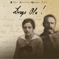 Zdjęcie w kolorach sepii: mężczyzna w mundurze z wąsem i kobieta obok niego, nad parą napisy, m.in. tytuł spektaklu "Droga Olu!".