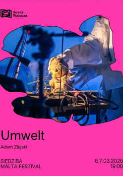 W różowej ramce wyciętej w nieregularny kształt znajduje się zdjęcie przedstawiające maskotkę przy małej lampce, położonej na zbiorze kabli leżących na stole. Trzyma ją postać w białym stroju i białych rękawiczkach. Na różowym tle poniżej nazwa wydarzenia i twórcy oraz inne informacje uwzględnione w treści artykułu.